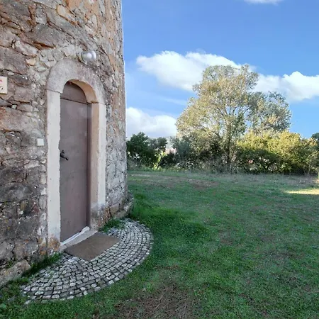 Vakantiehuis Charming House With Shared Pool In Porto De Mos.