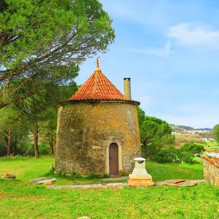 Vakantiehuis Charming House With Shared Pool In Porto De Mos.