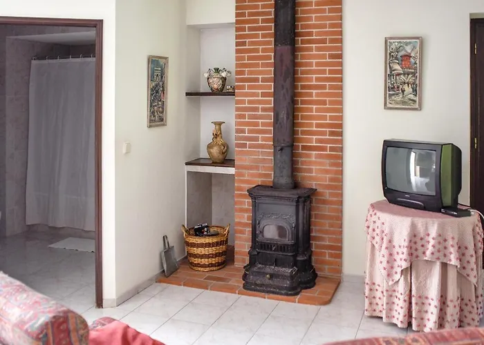 Charming House With Shared Pool In Porto De Mos. Дом отдыха